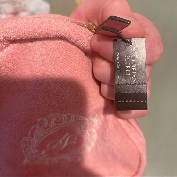 COPY - VICTORIA'S SECRET Self-Care Spa Kit - bag, headband, scrunchie, and gua … - Picture 8 of 15